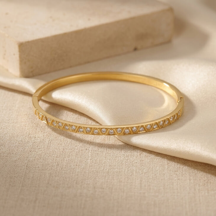 Pulsera Full Zircon Bangle sobre tela suave, resaltando su diseño detallado y elegante