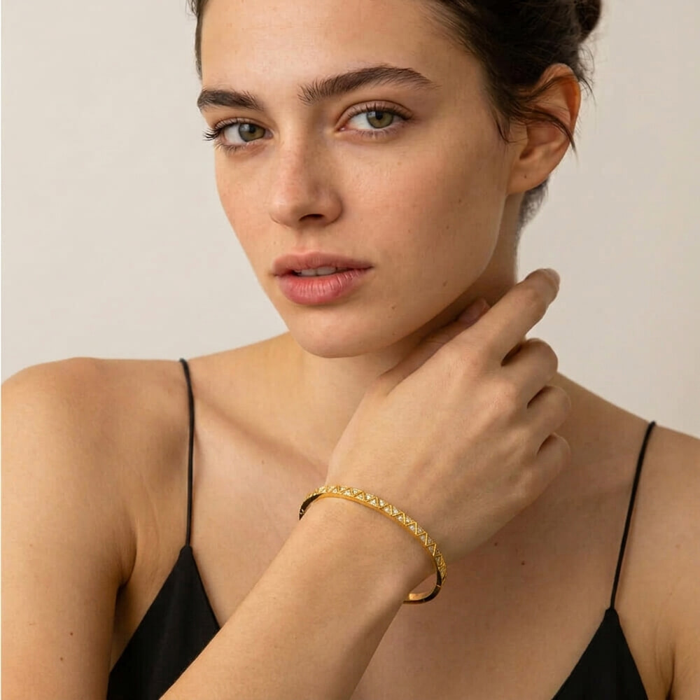 Pulsera Rígida con Triángulo de Circonitas Brillantes