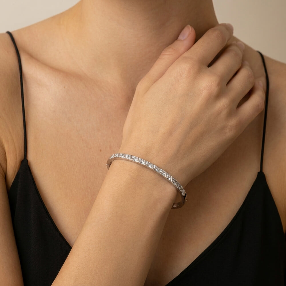 Pulsera Rígida con Triángulo de Circonitas Brillantes