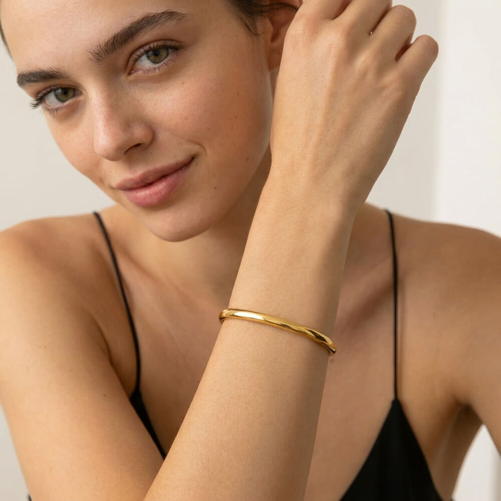 Modelo luciendo la Pulsera Abierta Slim, destacando un estilo minimalista