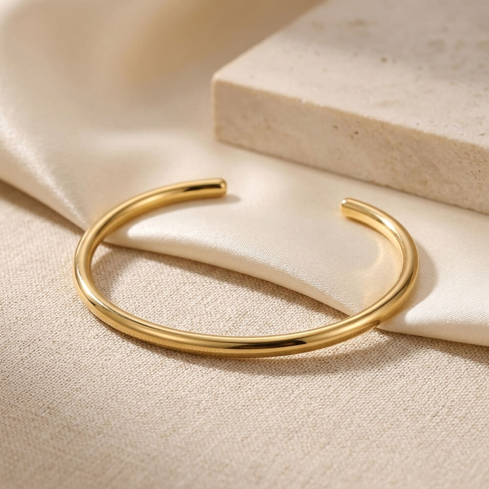 Modelo luciendo la Pulsera Abierta Slim, realzando su atuendo con un toque elegante