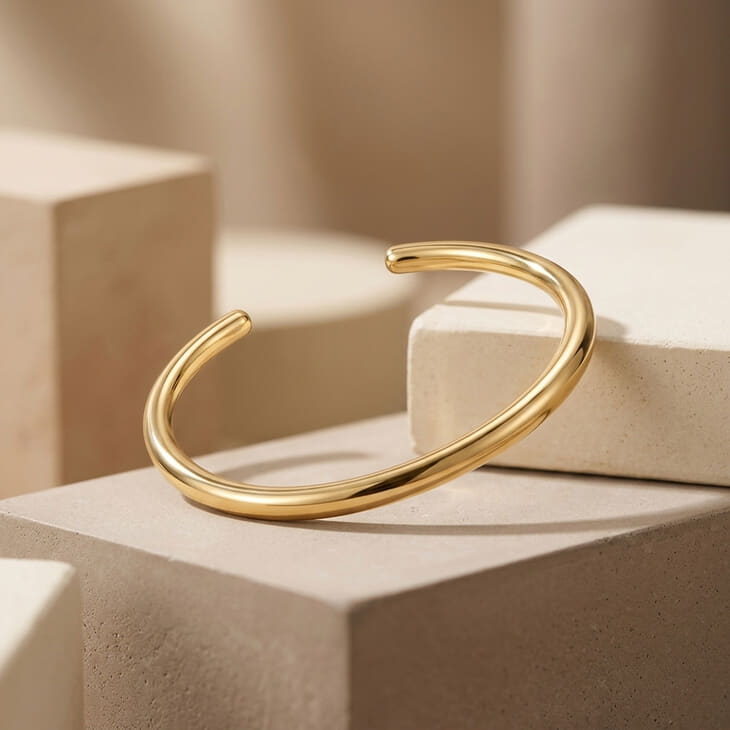 Modelo luciendo la Pulsera Abierta Slim, resaltando su estilo contemporáneo