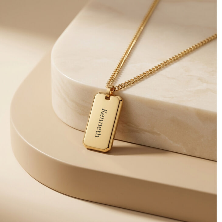 Collar dog tag grabado en plata para hombres sobre superficie de mármol