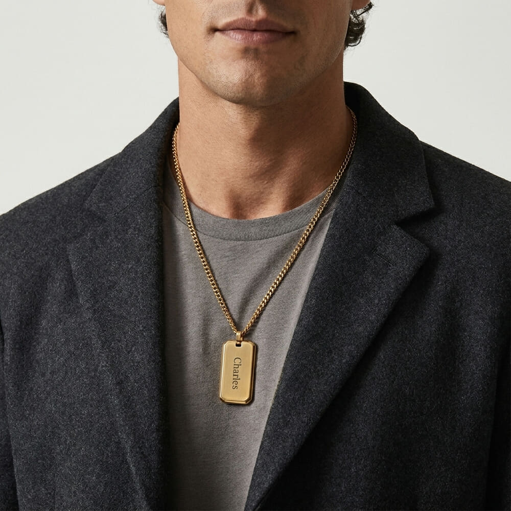 Modelo luciendo collar dog tag personalizado para hombres con estilo moderno