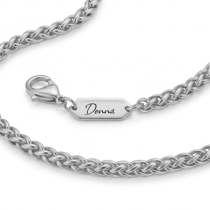 Collar de cadena de trigo grabado en plata, mostrando la etiqueta con nombre