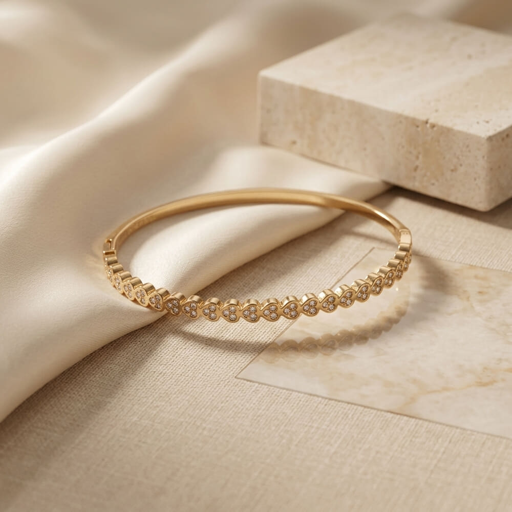 Modelo luciendo el brazalete Sparkling Heart, realzando su estilo con un toque romántico